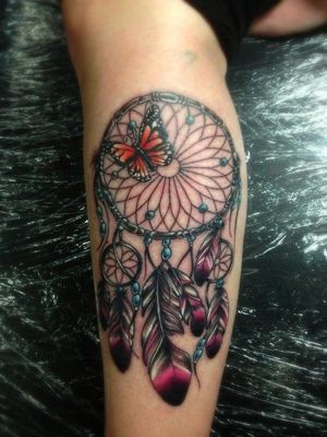  Tatouage attrape rêve avec un papillon et des plumes noirs, blanches et roses